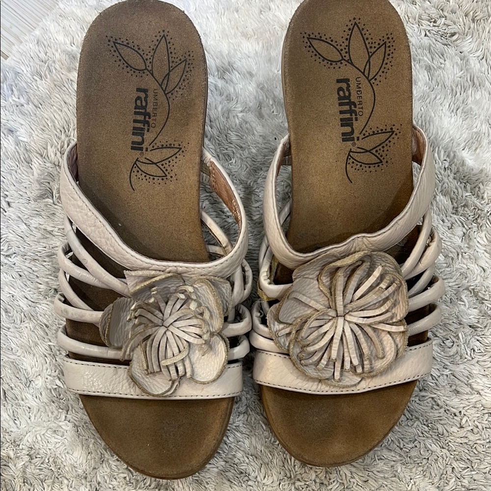 Umberto Raffini Cream Sandals with Textured Footbed
